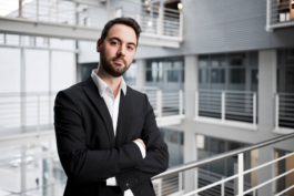 Businessportrait einer Führungsperson in einem weitläufigem Bürokomplex