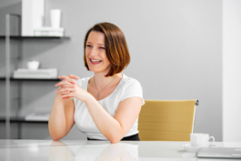 Mitarbeiterportrait in freundlicher Gesprächsituation in moderner Büroumgebung