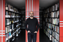 Geschäftsführerportrait des Intendanten des Dortmunder U Edwin Jacobs. Lehnend an einer Säule des Archivs