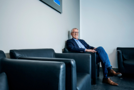 Geschäftsführerportrait eines Steuerberaters im Empfangsbereich seines Unternehmens.