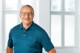 Mitarbeitertestimonial eines Angestellten in heller, freundlicher Umgebung.