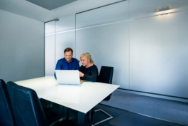 Imagefotografie einer Besprechungssituation in einem gläsernen Raum.