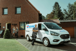 Imagefotografie einer Service Situation. Techniker mit Servicewagen im Vordergrund und Handwerker bei Begrüßung im Hintergrund.