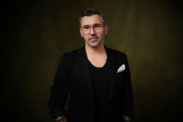 Portrait eines Geschäftsführenden Optikers vor edlem Hintergrund.