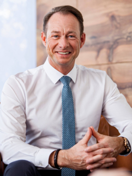 Geschäftsführerportrait des Vorstandsvorsitzenden Franz-Bernd Große-Wilde des Spar und Bauverein Dortmund eG. Sitzend in seinem Büro.