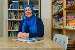Mitarbeiterportrait einer Sozialarbeiterin. Sitzend in Spielzimmer einer Begegnungsstätte in Dortmund.