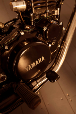 Imageaufnahme eines restaurierten Motorblocks eines Motorrads in vintage Umgebung in warmen Sonnenlicht.