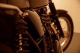 Imageaufnahme einer restaurierten Lackierung eines Motorrads in vintage Umgebung in warmen Sonnenlicht.