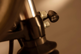 Produktaufnahme eines restaurierten Blinkers eines Motorrads in vintage Umgebung in warmen Sonnenlicht.