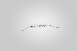 Stilllifefotografie einer Zahnreihe die mit Hilfe einer Schnur grade gezogen wurde.