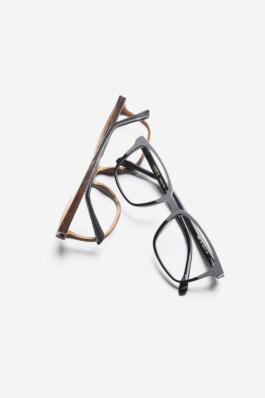 Produktaufnahme von zwei Brillen die sich leicht überschneiden und ein V bilden.