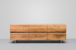 Produktaufnahme eines Sideboards im Industriedesign in neutralem, hellen Raum.