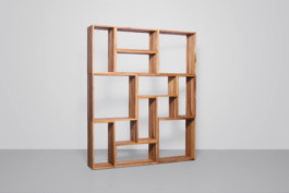 Produktaufnahme eines Holzregals im Industriedesign in neutralem, hellen Raum.