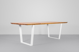 Produktaufnahme eines Esstisches im Industriedesign in neutralem, hellen Raum.