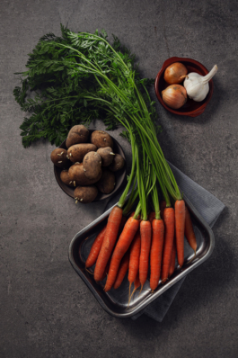 Foodfotografie von verschiedenem Gemüse auf Steinhintergrund.