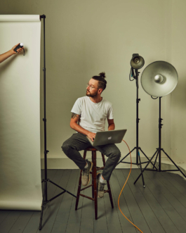 Patrick Temme. Werbefotograf aus Dortmund in seinem Studio.