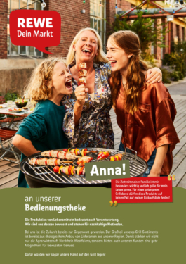 Eine Mutter singt mit Ihren Kindern in einen Grillspiess der Hausmarke von REWE. Im Vordergrund steht ein Grill mit essbereitem Grillgut.