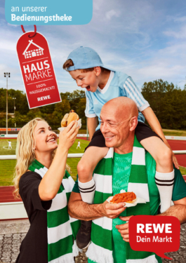 Ein Großvater gträgt seinen Enkel auf den Schultern. Die Mutter des Jungen hält dem Kind ein Brötchen mit REWE Wurst entgegen. Der Großvater hälr ein Brötchen mit Mett der REWE Hausmarke. Alle befinden sich in einem Stadion und sind demnach Gäste eines Fussballspiels. Großvater und Enkel tragen rivalisiernde Trikots.