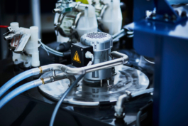 Industrieaufnahme einer Zentrifugeneinheit in dunklem Umfeld