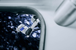 Industrieaufnahme des Innenlebens einer Maschine zur Oberflächenbehandlung