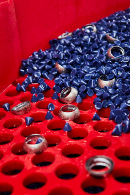 Industrieaufnahme von behandeltem Metall mit Schleifmitteln