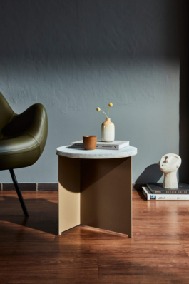 Produktaufnahme eines beigen Beistelltisches der Firma Feli in Kaffeehaus Ambiente