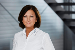 Mitarbeiterportrait der Firma Walther Trowal aus Haan. Mitarbeiter*in posiert als Ansprechpartner vor einem kühlen, modernen Hintergrund.