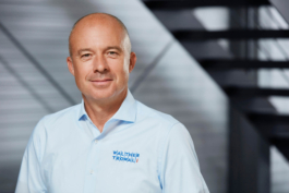 Mitarbeiterportrait der Firma Walther Trowal aus Haan. Mitarbeiter*in posiert als Ansprechpartner vor einem kühlen, modernen Hintergrund.