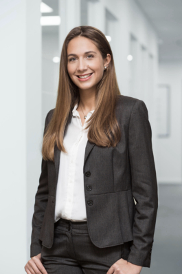Mitarbeiterportrait der Firma Staffxperts in Bochum. Eine Dame in Hosenanzug steht in einem Durchgang des hochwertigen Bürokomplex der Firma.